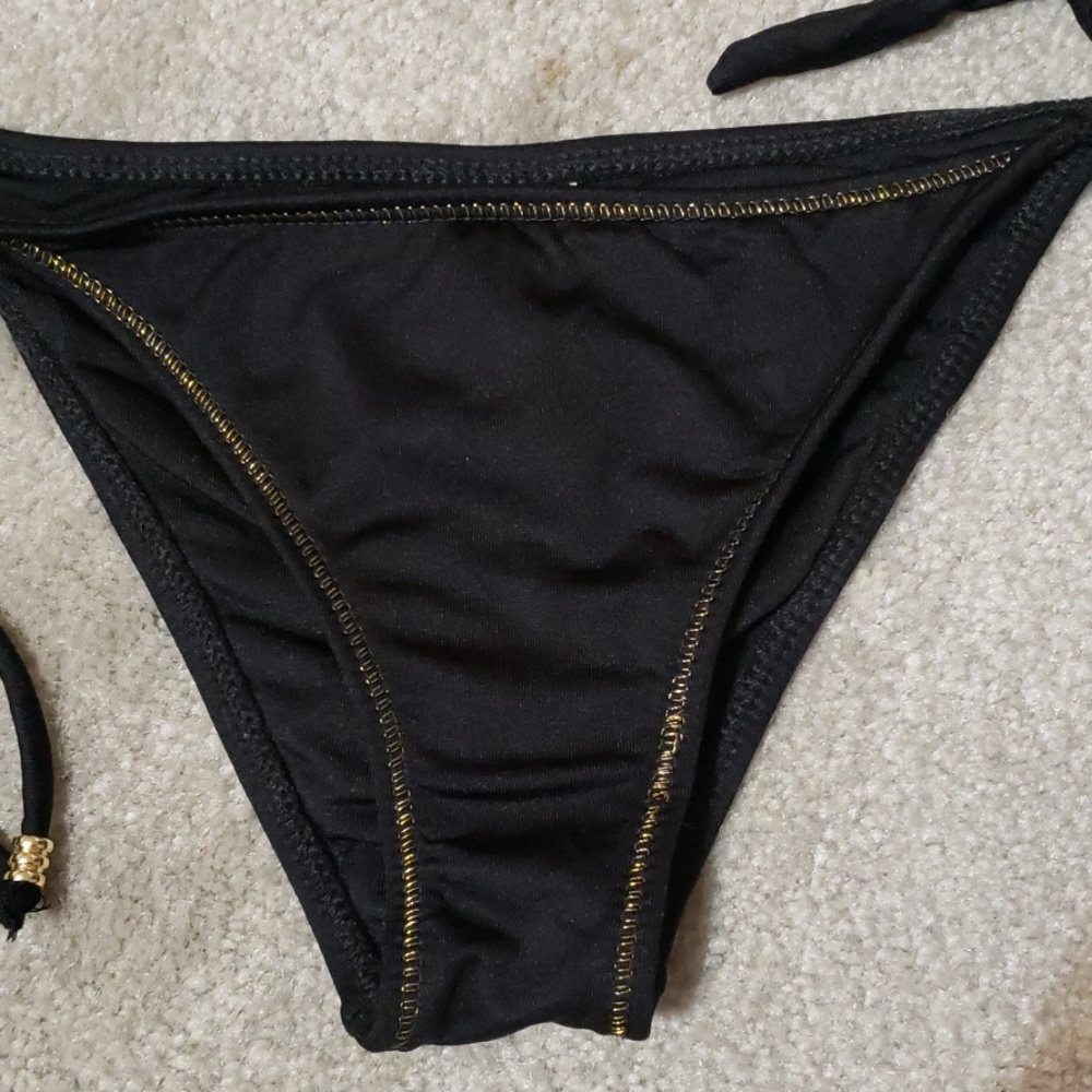 Bikini - Picture 3 of 3